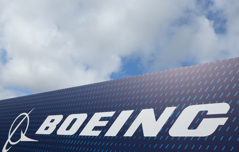 Boeing phải nộp phạt ít nhất 243,6 triệu USD- Ảnh 1. Biển tên Boeing tại Triển lãm hàng không quốc tế Farnborough tại Anh ngày 22-7 - Ảnh: REUTERS