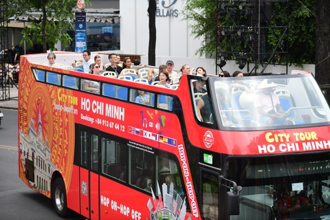 Kiến nghị không mở thêm tuyến xe buýt hai tầng có vi phạm Luật Cạnh tranh?- Ảnh 1. Du khách quốc tế ưa thích trải nghiệm khám phá thành phố trên xe buýt hai tầng - Ảnh: QUANG ĐỊNH