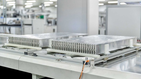 Pin xe điện giảm nửa giá trong năm 2024, xe điện giá rẻ sớm lan rộng khắp thế giới- Ảnh 1. Trong giai đoạn gần đây pin LFP giá rẻ của người Trung Quốc đang tỏ rõ ưu thế vượt trội so với các dòng pin phổ biến khác, chẳng hạn lithium-ion về chi phí sản xuất - Ảnh: BYD