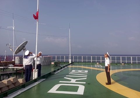 Xúc động hình ảnh Trường Sa treo cờ rủ hướng về đất liền tưởng nhớ Tổng Bí thư Nguyễn Phú Trọng- Ảnh 3. Nghi lễ kéo cờ rủ trên nhà giàn DK1/18 sáng 25-7 để tưởng nhớ Tổng Bí thư Nguyễn Phú Trọng - Ảnh: DK1 cung cấp