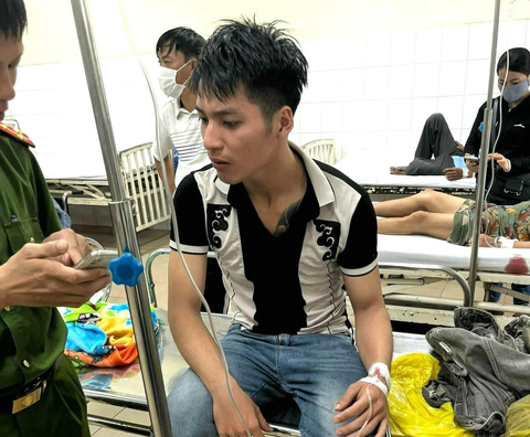 Thấy một phụ nữ nhảy cầu, shipper đang đi giao hàng lao xuống sông cứu người- Ảnh 1. Sau khi cố sức cứu người, anh Ngô Đình Vương kiệt sức, phải nhập viện truyền nước - Ảnh: Nhân vật cung cấp