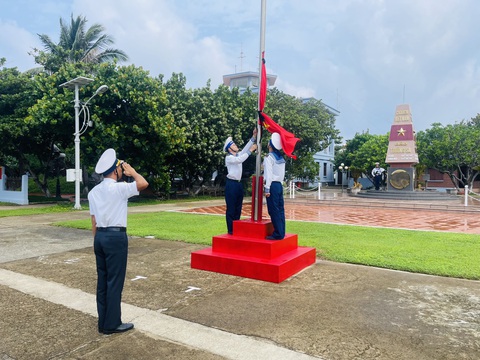 Xúc động hình ảnh Trường Sa treo cờ rủ hướng về đất liền tưởng nhớ Tổng Bí thư Nguyễn Phú Trọng- Ảnh 2. Hình ảnh xúc động từ đảo Trường Sa hướng về đất liền tưởng nhớ Tổng Bí thư Nguyễn Phú Trọng