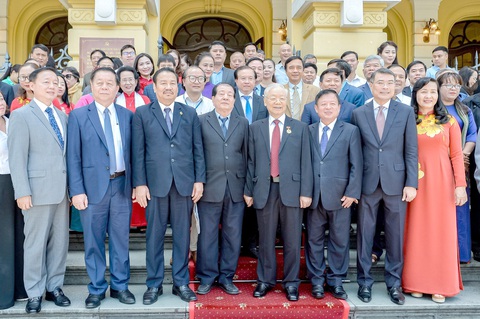 Tổng Bí thư Nguyễn Phú Trọng chụp ảnh lưu niệm cùng các văn nghệ sĩ vào tháng 7-2023 - Ảnh: DANH KHANG Dấu ấn của Tổng Bí thư với công nghiệp văn hóa- Ảnh 1.