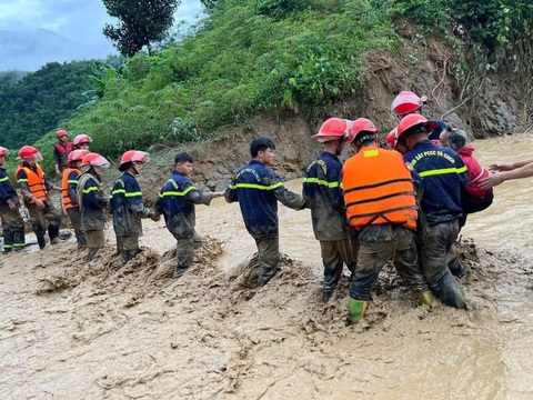 Cuối tháng 7, miền Bắc tiếp tục đón đợt mưa lớn diện rộng- Ảnh 1. Lực lượng cứu hộ cứu nạn đưa người dân bị thương ở xã Mường Pồn, huyện Điện Biên, tỉnh Điện Biên đi điều trị - Ảnh: Đ. BIÊN