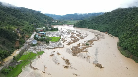 Tan hoang ở Mường Pồn, Điện Biên- Ảnh 9. Lũ quét phá hủy nhiều ngôi nhà, ruộng nương của bà con - Ảnh: ANH DŨNG