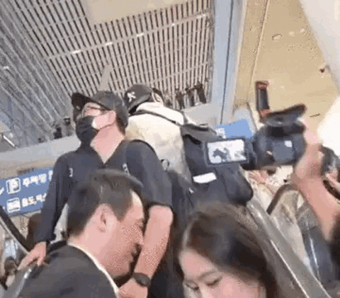 Mỹ nam 'Cõng anh mà chạy' lao đao sau scandal lạm quyền tại sân bay- Ảnh 4. Mỹ nam 'Cõng anh mà chạy' lao đao sau scandal lạm quyền tại sân bay- Ảnh 4.