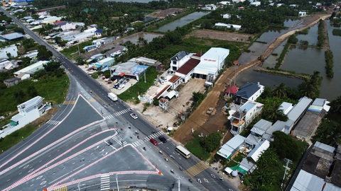Toàn cảnh cao tốc Cần Thơ - Cà Mau đang thành hình- Ảnh 7. Đường nối cao tốc được thông với quốc lộ 1 (đoạn qua huyện Cái Nước, tỉnh Cà Mau) - Ảnh: THANH HUYỀN