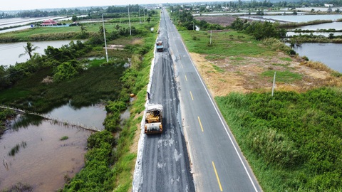 Toàn cảnh cao tốc Cần Thơ - Cà Mau đang thành hình- Ảnh 5. Hơn 25,8km tuyến nối với cao tốc đang được khẩn trương hoàn thiện (ảnh chụp đoạn Xuyên Á nối cao tốc với quốc lộ 1) - Ảnh: THANH HUYỀN
