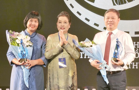 Bà Dương Cẩm Thúy (giữa) tại Liên hoan phim ngắn TP.HCM - Ảnh: MI LY Dấu ấn của Tổng Bí thư với công nghiệp văn hóa- Ảnh 7.