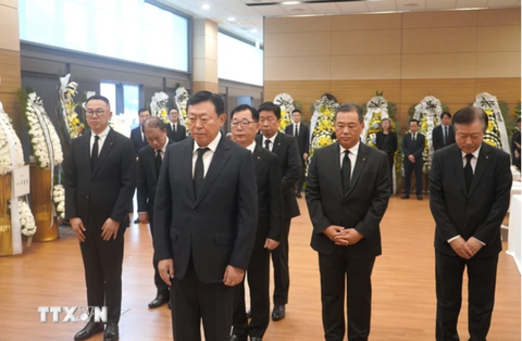 Các tập đoàn, tổng công ty và công ty Hàn Quốc do ông Shin Dong Bin, chủ tịch tập đoàn Tập đoàn Lotte, làm trưởng đoàn đến viếng Tổng Bí thư Nguyễn Phú Trọng tại Đại sứ quán Việt Nam ở Hàn Quốc - Ảnh: TTXVN Lễ viếng Tổng Bí thư Nguyễn Phú Trọng diễn ra ở nhiều quốc gia- Ảnh 10.