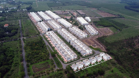 Xây gần 500 căn nhà trái phép ở Đồng Nai: Mở thủ tục phá sản đối với Công ty LDG- Ảnh 1. Tòa án vừa có quyết định mở thủ tục phá sản đối với Công ty cổ phần đầu tư LDG. Trong ảnh: Gần 500 căn nhà xây dựng trái phép thuộc khu dân cư Tân Thịnh (xã Đồi 61, huyện Trảng Bom, Đồng Nai) - Ảnh: A LỘC