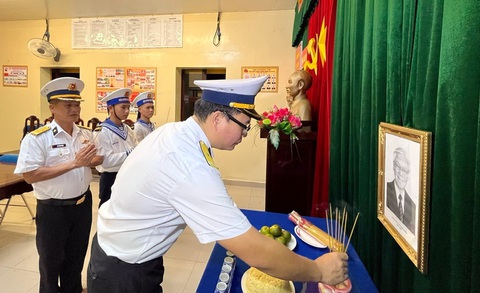 Xúc động hình ảnh Trường Sa treo cờ rủ hướng về đất liền tưởng nhớ Tổng Bí thư Nguyễn Phú Trọng- Ảnh 4. Cán bộ chiến sĩ nhà giàn DK1/9 lập bàn thờ, kính viếng Tổng Bí thư Nguyễn Phú Trọng - Ảnh: DK1 cung cấp