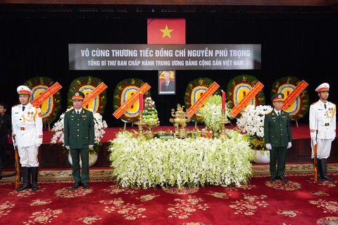 Di ảnh Tổng bí thư Nguyễn Phú Trọng được đặt trang trọng tại Hội trường Thống Nhất - Ảnh: HỮU HẠNH Lễ viếng Tổng Bí thư Nguyễn Phú Trọng tại Hội trường Thống Nhất: Nhớ nhà lãnh đạo đức độ, tài năng- Ảnh 2.