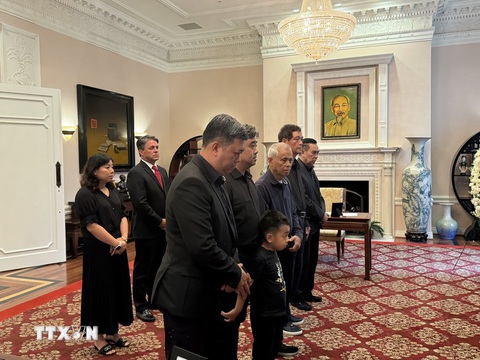 Đoàn kiều bào Việt Nam ở Washington đến viếng Tổng Bí thư Nguyễn Phú Trọng tại Đại sứ quán Việt Nam ở Mỹ - Ảnh: TTXVN Lễ viếng Tổng Bí thư Nguyễn Phú Trọng diễn ra ở nhiều quốc gia- Ảnh 5.