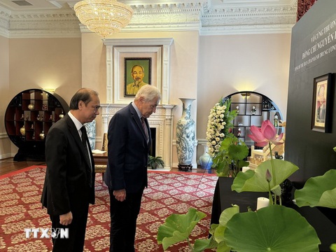 Cựu bộ trưởng Bộ Quốc phòng Mỹ Chuck Hagel đến viếng Tổng Bí thư Nguyễn Phú Trọng - Ảnh: TTXVN Lễ viếng Tổng Bí thư Nguyễn Phú Trọng diễn ra ở nhiều quốc gia- Ảnh 7.