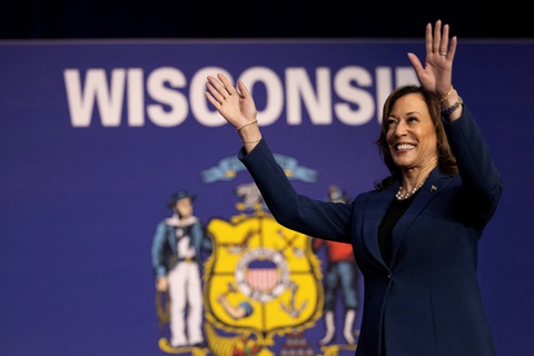 Bà Harris chào đám đông tại sự kiện vận động tranh cử đầu tiên ở bang Wisconsin - Ảnh: REUTERS Tin tức thế giới 31-7: Bà Harris vượt ở các bang chiến địa; Israel diệt chỉ huy cao nhất Hezbollah?- Ảnh 2.