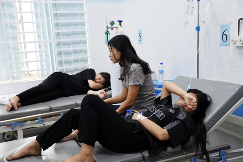 Đề nghị tạm đình chỉ cơ sở bán suất ăn cho công nhân bị ngộ độc- Ảnh 1. Hàng chục công nhân nhập viện nghi bị ngộ độc sau bữa cơm trưa - Ảnh: A LỘC