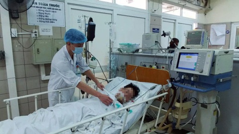 5 người ngộ độc rượu sau tiệc cưới, Bộ Y tế yêu cầu khẩn trương truy nguồn gốc- Ảnh 1. Một ca ngộ độc rượu từng điều trị tại Bệnh viện Bạch Mai - Ảnh: Bệnh viện cung cấp