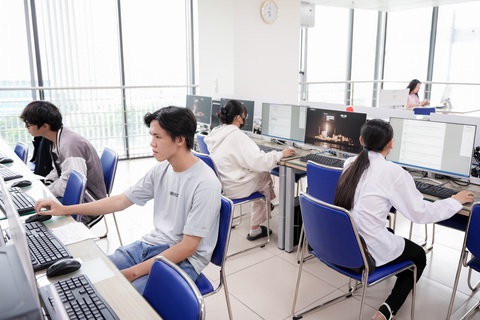 Thí sinh tìm đến khóa trải nghiệm tiếng Anh miễn phí- Ảnh 1. Thí sinh tìm đến khóa trải nghiệm tiếng Anh miễn phí- Ảnh 1.