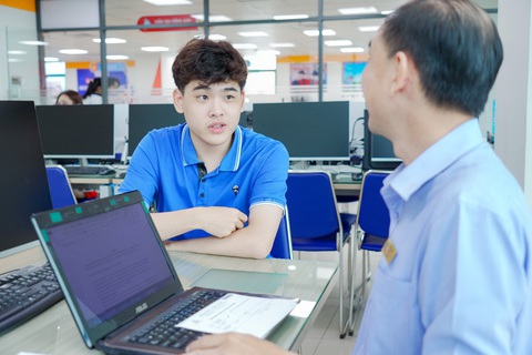 Thí sinh tìm đến khóa trải nghiệm tiếng Anh miễn phí- Ảnh 2. Thí sinh tìm đến khóa trải nghiệm tiếng Anh miễn phí- Ảnh 2.