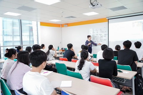 Thí sinh tìm đến khóa trải nghiệm tiếng Anh miễn phí- Ảnh 3. Thí sinh tìm đến khóa trải nghiệm tiếng Anh miễn phí- Ảnh 3.