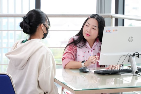 Thí sinh tìm đến khóa trải nghiệm tiếng Anh miễn phí- Ảnh 4. Thí sinh tìm đến khóa trải nghiệm tiếng Anh miễn phí- Ảnh 4.