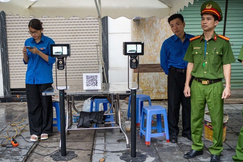 Điểm quét QR cho người dân vào viếng Tổng Bí thư tại cổng số 4, Nhà tang lễ Quốc gia số 5 Trần Thánh Tông, Hà Nội. (Ảnh: PV/Vietnam+) Sắp xếp để người dân vào viếng Tổng Bí thư Nguyễn Phú Trọng từ 18h chiều nay- Ảnh 2.