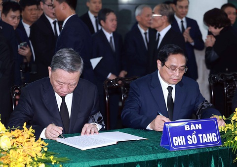 Chủ tịch nước Tô Lâm và Thủ tướng Phạm Minh Chính ghi sổ tang Tổng Bí thư Nguyễn Phú Trọng - Ảnh: TTXVN Lễ viếng Tổng Bí thư Nguyễn Phú Trọng: Những trang sổ tang tiếc thương vô hạn- Ảnh 2.