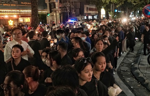 Tối 25-7, dòng người xếp thành ba hàng, kéo dài cả cây số trên phố Lò Đúc (Hà Nội) để chờ vào viếng Tổng Bí thư Nguyễn Phú Trọng - Ảnh: PHẠM TUẤN Lễ viếng Tổng Bí thư Nguyễn Phú Trọng: Niềm tiếc thương từ lòng dân- Ảnh 8.