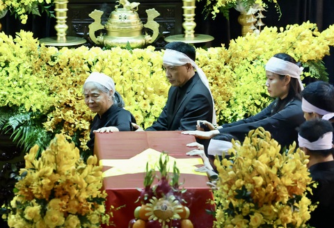 Bà Ngô Thị Mận, phu nhân Tổng Bí thư Nguyễn Phú Trọng, cùng các con nghẹn ngào khi đi qua linh cữu chồng - Ảnh: QUANG PHÚC Lễ viếng Tổng Bí thư Nguyễn Phú Trọng: Niềm tiếc thương từ lòng dân- Ảnh 6.
