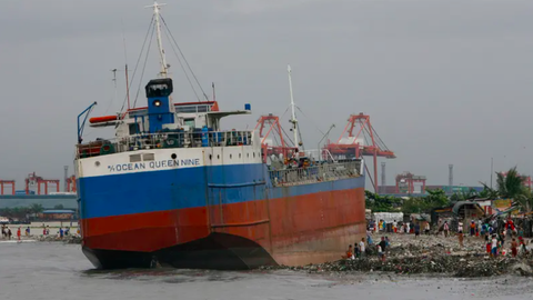 Tàu chở 1,4 triệu lít dầu chìm ngoài khơi Philippines- Ảnh 1. Chiếc tàu chở dầu MT Terra Nova đã bị chìm ở vịnh Manila ngày 25-7. Trong ảnh minh họa là một chiếc tàu chở dầu ở thị trấn Baseco, thành phố Tondo, vùng đô thị Manila - Ảnh: REUTERS