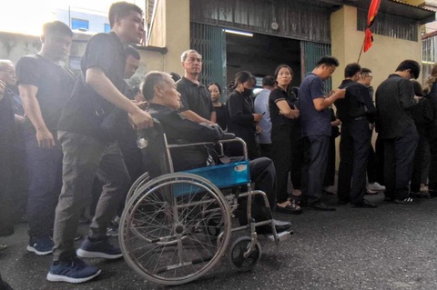 Người dân xếp hàng dài viếng Tổng Bí thư Nguyễn Phú Trọng ở Lại Đà- Ảnh 19. Ông Vương Khắc Duy (85 tuổi, bạn học trường làng của Tổng Bí thư Nguyễn Phú Trọng) đến lễ viếng bằng xe lăn - Ảnh: HỒNG QUANG