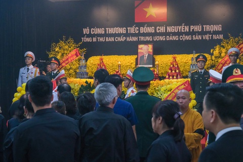 Người dân xếp hàng dài viếng Tổng Bí thư Nguyễn Phú Trọng ở Lại Đà- Ảnh 25. Người dân xếp hàng dài viếng Tổng Bí thư Nguyễn Phú Trọng ở Lại Đà- Ảnh 25.