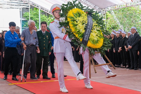 Người dân xếp hàng dài viếng Tổng Bí thư Nguyễn Phú Trọng ở Lại Đà- Ảnh 20. Người dân xếp hàng dài viếng Tổng Bí thư Nguyễn Phú Trọng ở Lại Đà- Ảnh 20.