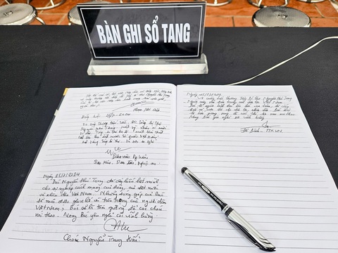 Người dân xếp hàng dài viếng Tổng Bí thư Nguyễn Phú Trọng ở Lại Đà- Ảnh 21. Nhiều người dân bày tỏ sự tiếc thương vị lãnh đạo tài đức của dân tộc - người đã cống hiến cả cuộc đời cho dân tộc, nhân dân đến hơi thở cuối cùng - Ảnh: HÀ QUÂN