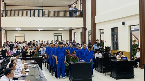 Cựu phó chủ tịch huyện Chợ Mới lãnh 11 năm tù về tội tham ô- Ảnh 1. 23 bị cáo trong vụ án tham ô tài sản, thiếu trách nhiệm gây hậu quả nghiêm trọng và mua bán trái phép hóa đơn - Ảnh: CHÍ HẠNH