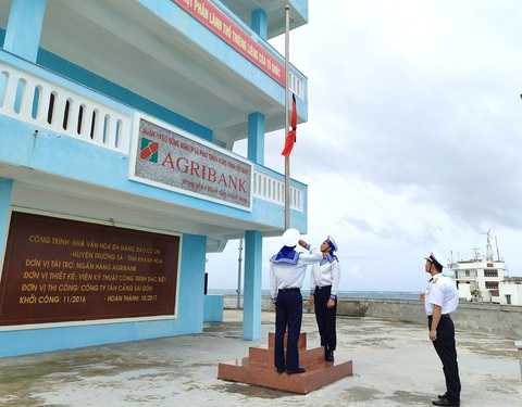 Xúc động hình ảnh Trường Sa treo cờ rủ hướng về đất liền tưởng nhớ Tổng Bí thư Nguyễn Phú Trọng- Ảnh 7. Cán bộ, chiến sĩ ở đảo Cô Lin treo cờ rủ tưởng nhớ Tổng Bí thư