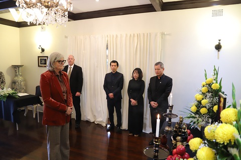 Toàn quyền Úc Sam Mostyn đến viếng Tổng Bí thư Nguyễn Phú Trọng tại Tổng lãnh sự quán Việt Nam ở Sydney, Úc - Ảnh: VOV Lễ viếng Tổng Bí thư Nguyễn Phú Trọng diễn ra ở nhiều quốc gia- Ảnh 8.