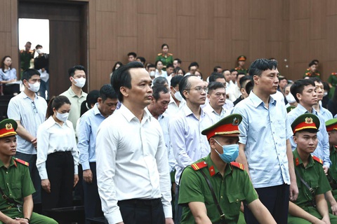 Ông Trịnh Văn Quyết: ‘Từ trong trại giam bị cáo luôn đau đáu việc khắc phục hậu quả’- Ảnh 2. Ông Trịnh Văn Quyết cùng các bị cáo tại phiên tòa - Ảnh: HIỂU PHONG