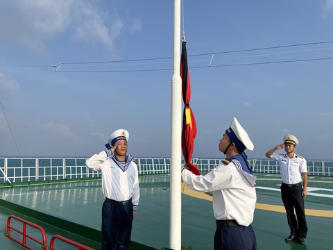 Xúc động hình ảnh Trường Sa treo cờ rủ hướng về đất liền tưởng nhớ Tổng Bí thư Nguyễn Phú Trọng- Ảnh 1. Cán bộ, chiến sĩ nhà giàn DK1 tổ chức nghi lễ treo cờ rủ Quốc tang Tổng Bí thư Nguyễn Phú Trọng