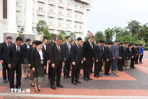 Cán bộ, nhân viên Văn phòng Thủ tướng Lào tưởng niệm Tổng bí thư Nguyễn Phú Trọng tại Lễ Quốc tang - Ảnh: TTXVN Lễ viếng Tổng Bí thư Nguyễn Phú Trọng diễn ra ở nhiều quốc gia- Ảnh 2.