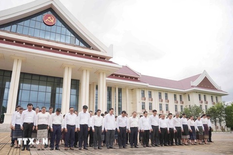 Các cán bộ, nhân viên Văn phòng Trung ương Đảng dành một phút mặc niệm, bày tỏ niềm tiếc thương sâu sắc trước sự ra đi của đồng chí Tổng bí thư Nguyễn Phú Trọng - Ảnh: TTXVN Lễ viếng Tổng Bí thư Nguyễn Phú Trọng diễn ra ở nhiều quốc gia- Ảnh 3.