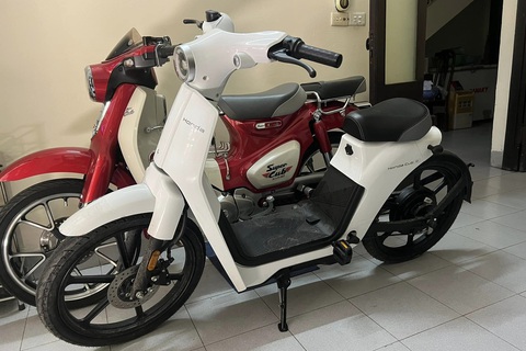 Honda Cub E được phát triển cho thị trường Trung Quốc, là sản phẩm của liên doanh Wuyang – Honda (Ảnh: otofun). Honda Cub E giá hơn 20 triệu đồng tại Việt Nam: Kết nối smartphone, chạy 65km mỗi lần sạc- Ảnh 1.
