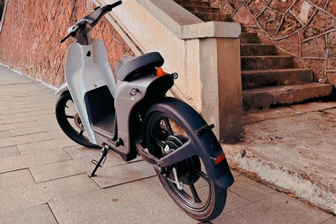 Honda Cub E có trọng lượng chỉ 53,6kg, phù hợp với thể trạng của phụ nữ hoặc người dùng trẻ (Ảnh: Toàn Hà). Honda Cub E giá hơn 20 triệu đồng tại Việt Nam: Kết nối smartphone, chạy 65km mỗi lần sạc- Ảnh 4.