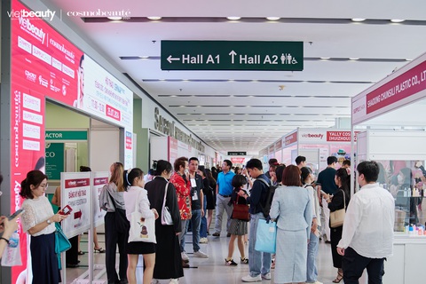 Khám phá xu hướng làm đẹp mới nhất tại triển lãm 2.000 thương hiệu- Ảnh 2. Khách tham quan đông đúc ngày đầu diễn ra triển lãm - Ảnh: BTC