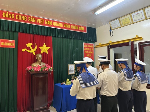 Xúc động hình ảnh Trường Sa treo cờ rủ hướng về đất liền tưởng nhớ Tổng Bí thư Nguyễn Phú Trọng- Ảnh 6. Các cán bộ, chiến sĩ ở nhà giàn DK1/9 thắp hương tưởng nhớ Tổng Bí thư