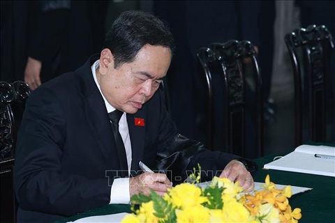 Chủ tịch nước, Thủ tướng, Chủ tịch Quốc hội xúc động ghi sổ tang Tổng Bí thư Nguyễn Phú Trọng- Ảnh 3. Chủ tịch Quốc hội Trần Thanh Mẫn ghi sổ tang - Ảnh: TTXVN