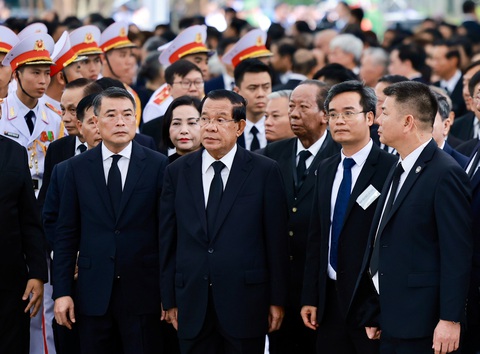 Chủ tịch Đảng Nhân dân Campuchia, Chủ tịch Thượng viện, nguyên Thủ tướng Campuchia Hun Sen xúc động dẫn đầu đoàn Campuchia vào viếng Tổng bí thư Nguyễn Phú Trọng - Ảnh: NGUYỄN KHÁNH Lãnh đạo quốc tế ghi sổ tang: Sự nghiệp của Tổng Bí thư Nguyễn Phú Trọng sẽ còn mãi- Ảnh 3.