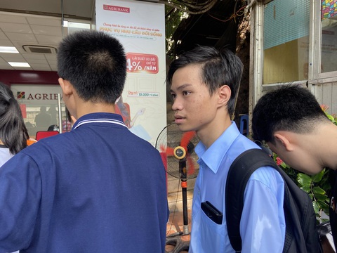 Người dân xếp quạt cây ra đường, pha nước chanh cho người đến viếng Tổng Bí thư Nguyễn Phú Trọng- Ảnh 14. Những chiếc quạt nghĩa tình của người dân dọc phố Tăng Bạt Hổ quạt mát đồng bào đang xếp hàng vào viếng Tổng Bí thư Nguyễn Phú Trọng - Ảnh: T.ĐIỂU