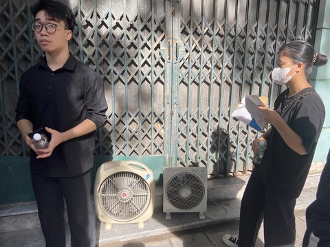 Người dân xếp quạt cây ra đường, pha nước chanh cho người đến viếng Tổng Bí thư Nguyễn Phú Trọng- Ảnh 13. Người dân xếp quạt cây ra đường, pha nước chanh cho người đến viếng Tổng Bí thư Nguyễn Phú Trọng- Ảnh 13.